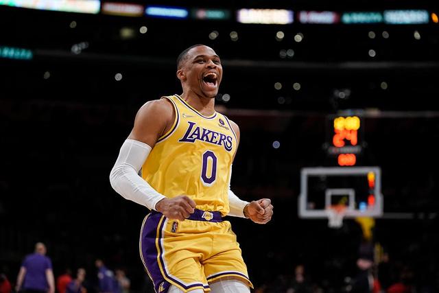 利拉德绝杀字母哥20+14 雄鹿终结火箭5连胜