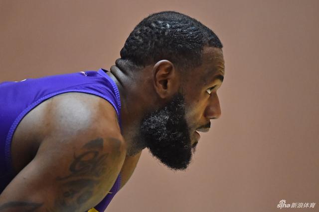 王哲林35+16上海胜同曦 贺希宁31分深圳胜北控