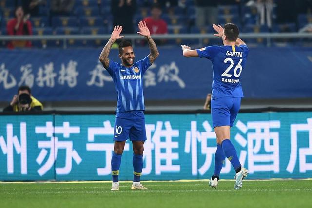 记者：李凯尔脚部仍有些肿胀 正常走路无大碍